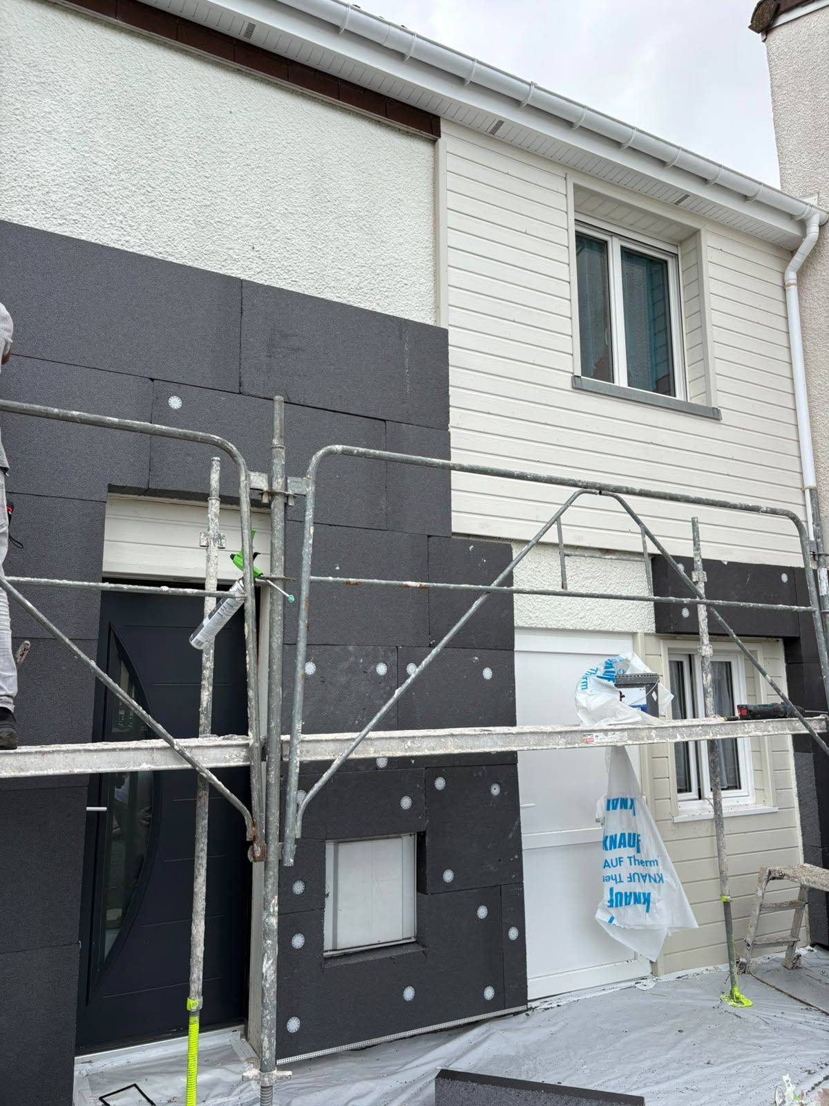 Échafaudage et isolant côté rue
