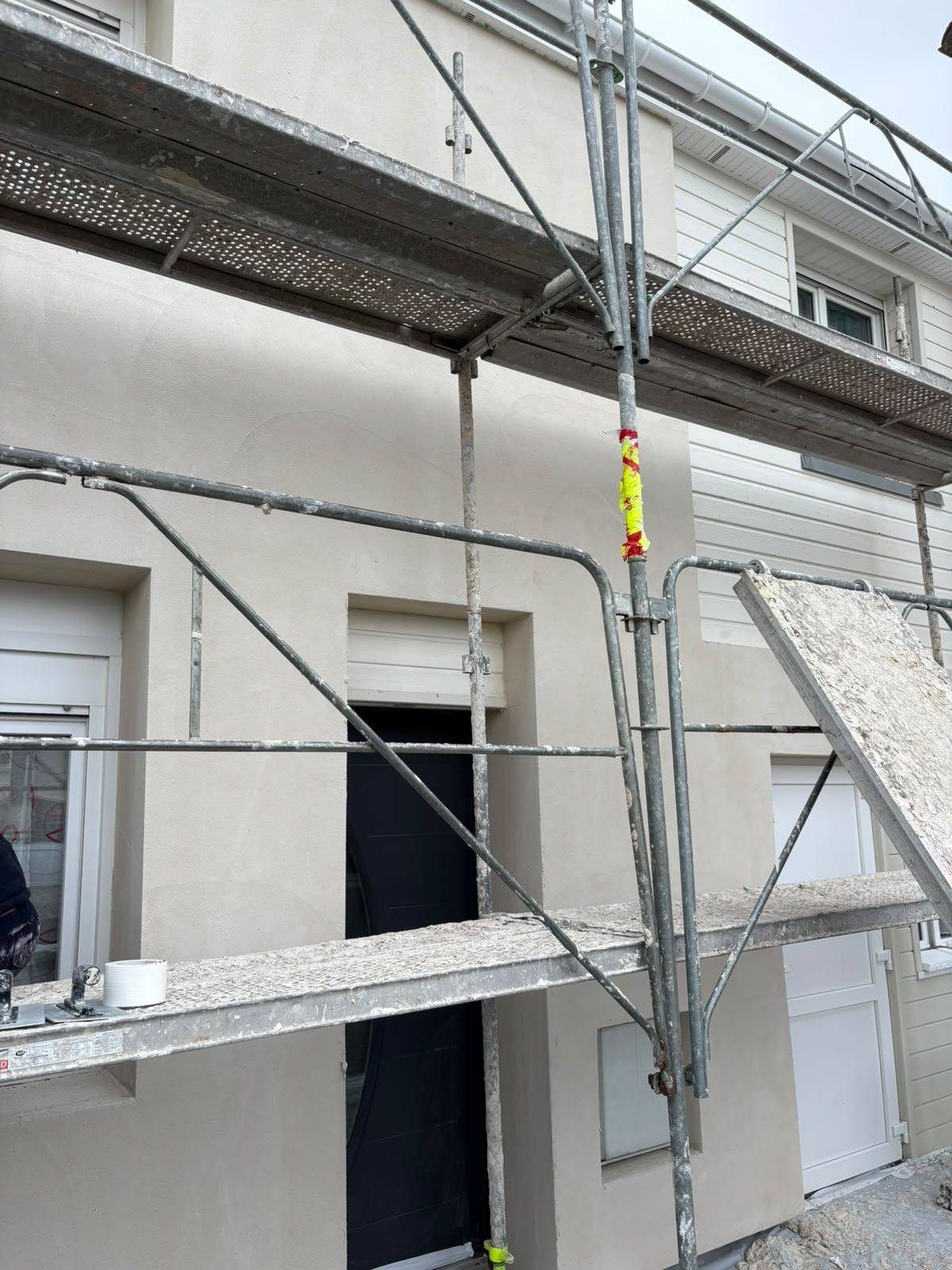 Enduit appliqué derrière l’échafaudage