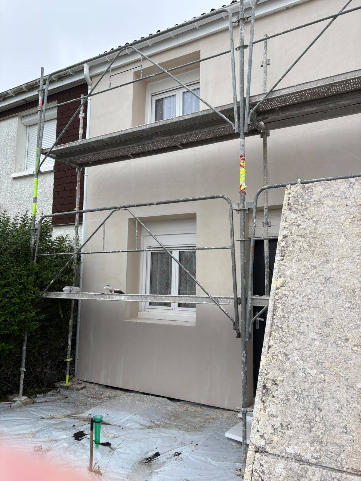 Façade enduite, échafaudage encore en place