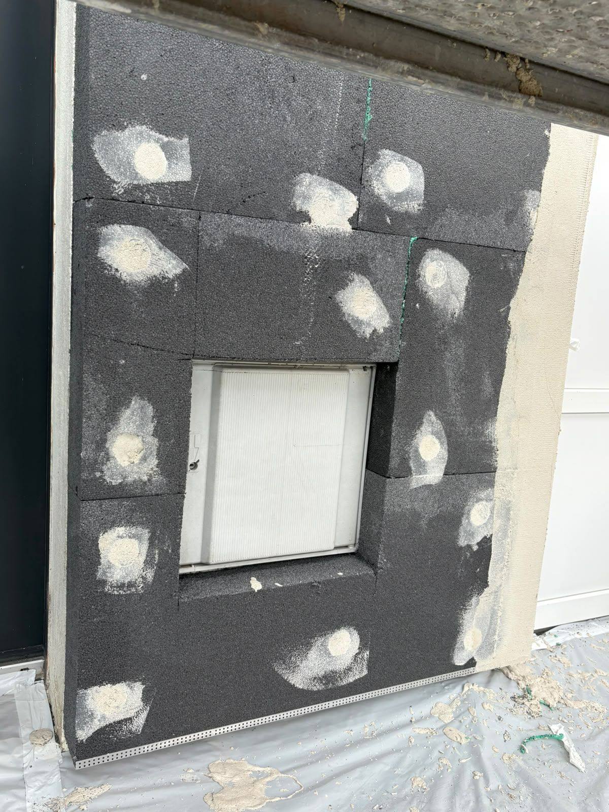 Isolant découpé autour d’une fenêtre