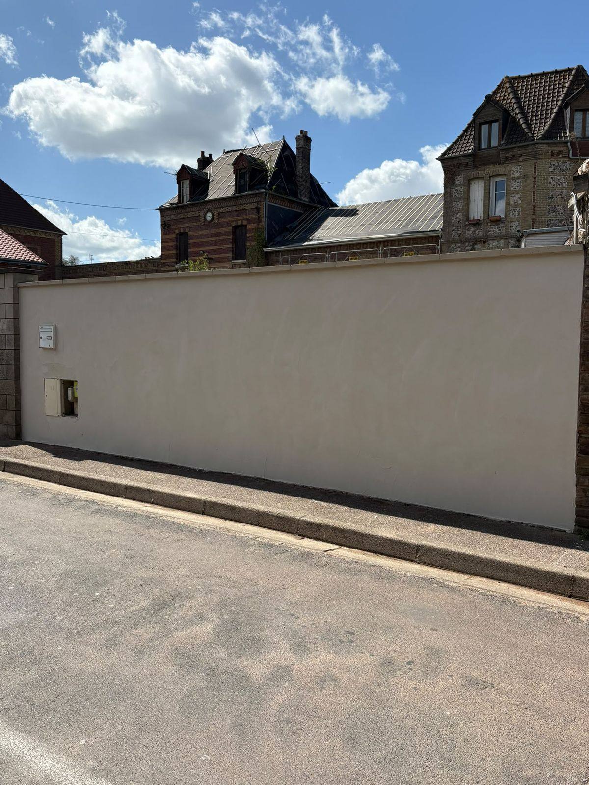 Long mur de clôture le long de la rue, après travaux