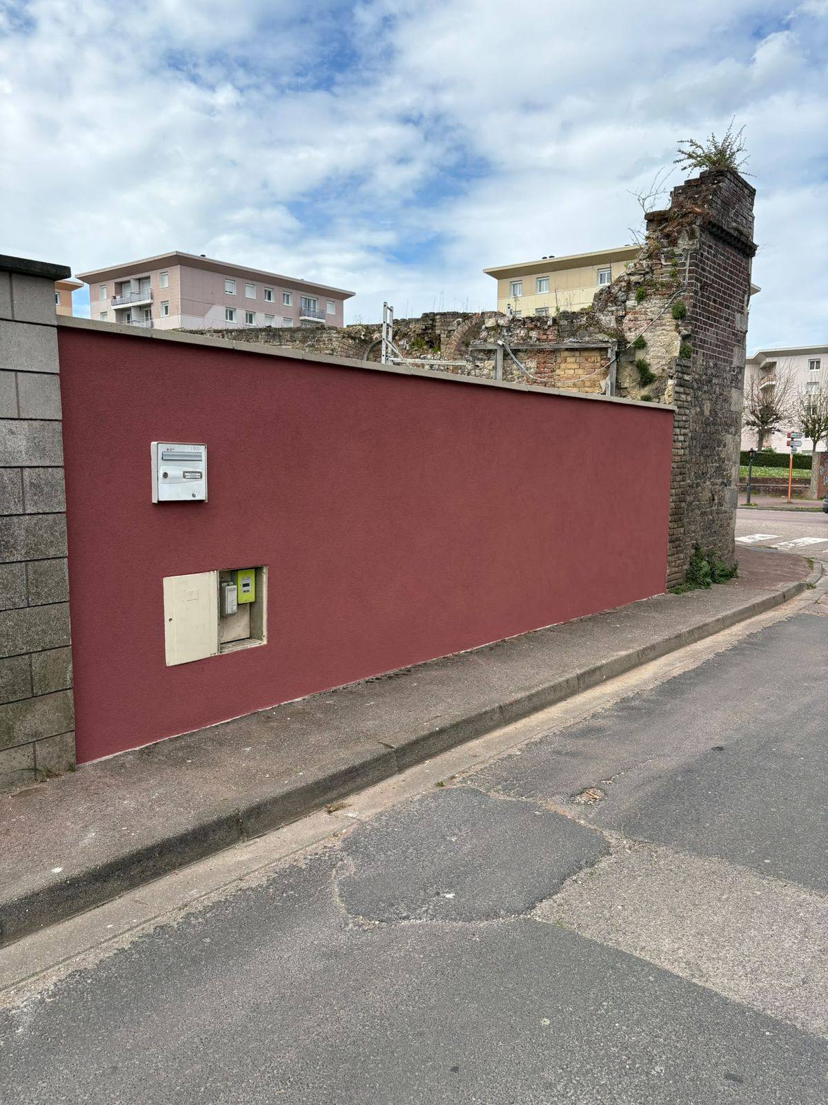 Mur de clôture entre deux piliers, après travaux