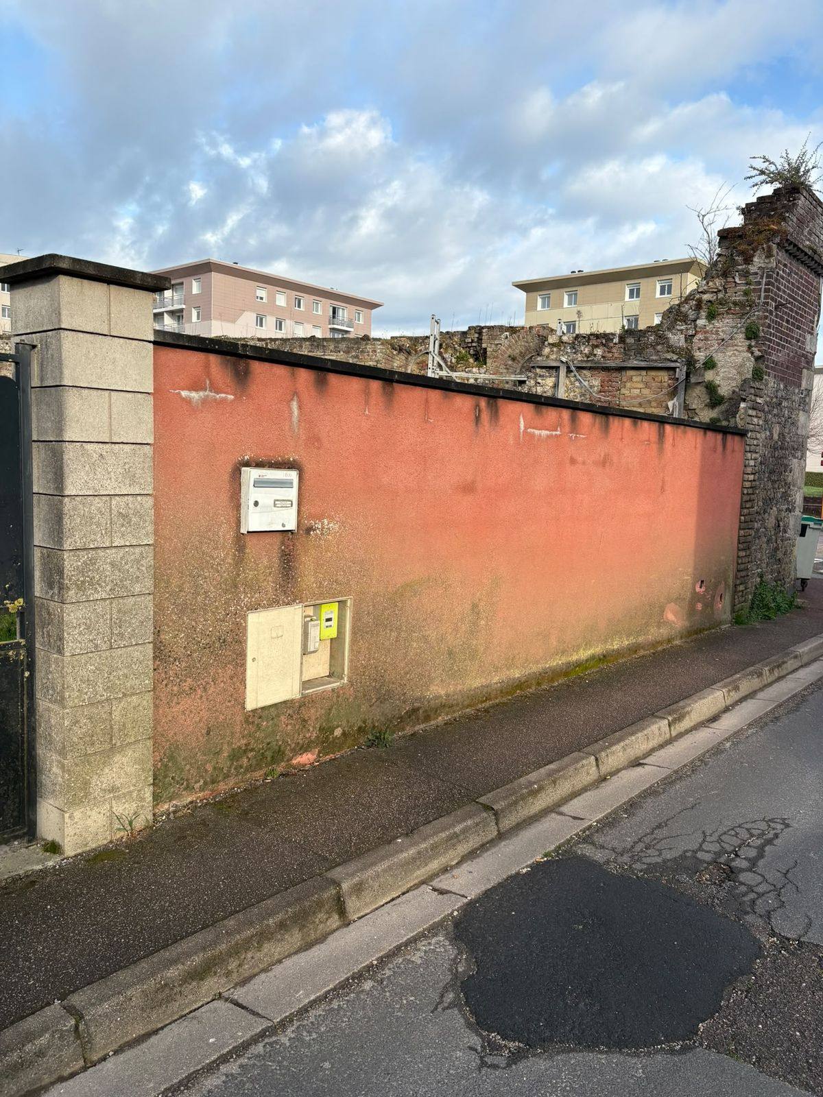 Mur de clôture entre deux piliers, avant travaux
