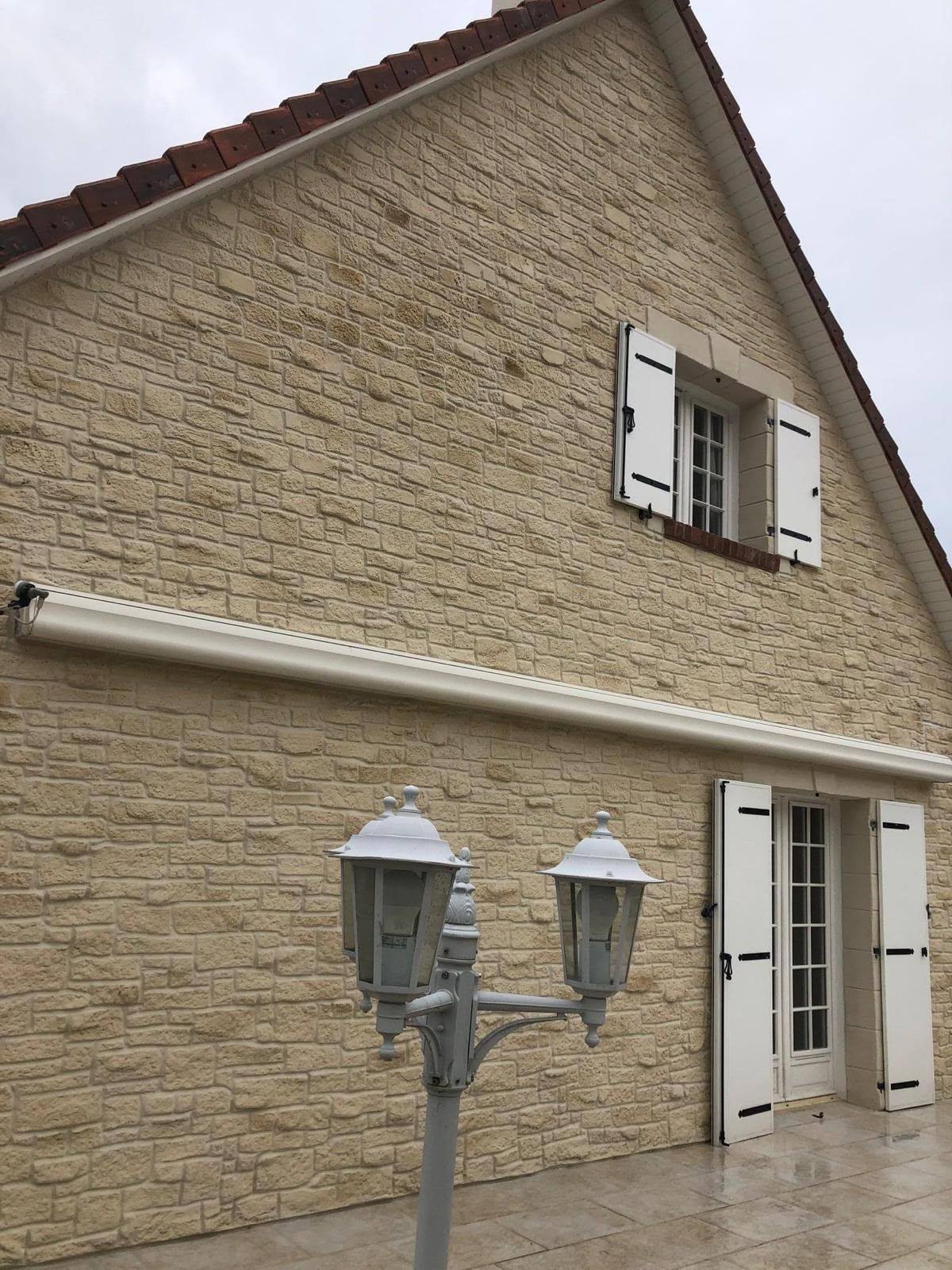 Pignon de maison au parement façon pierre