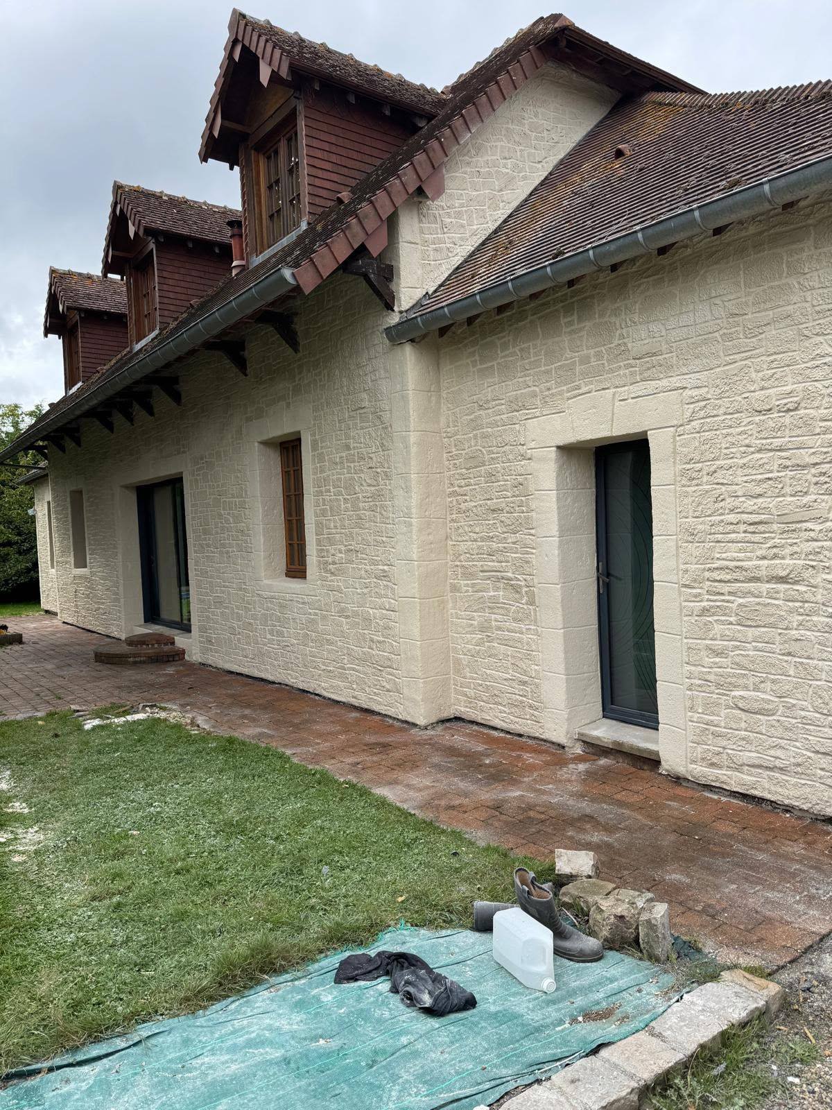 Grande maison au parement façon pierre