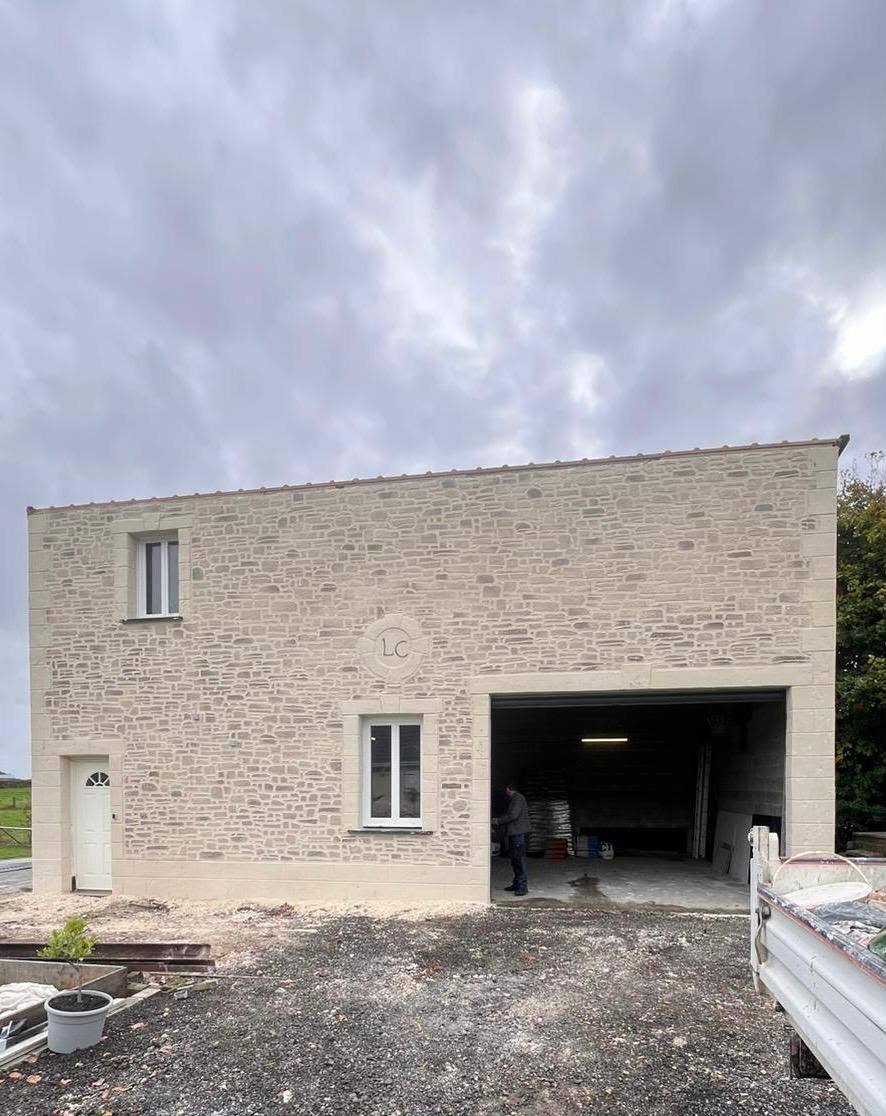 Maison et garage au parement façon pierre