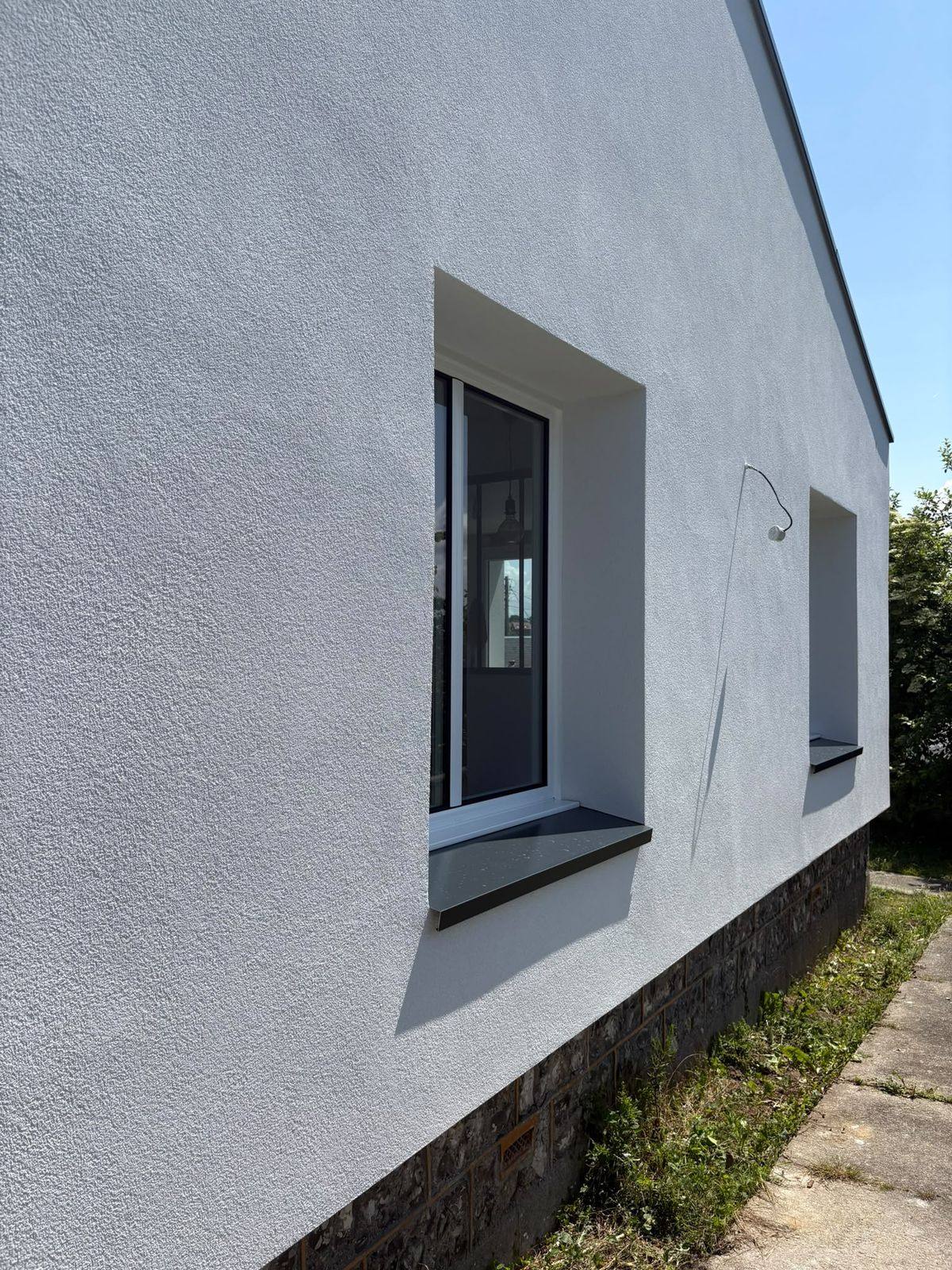 Mur latéral au-dessus du soubassement en silex, après travaux