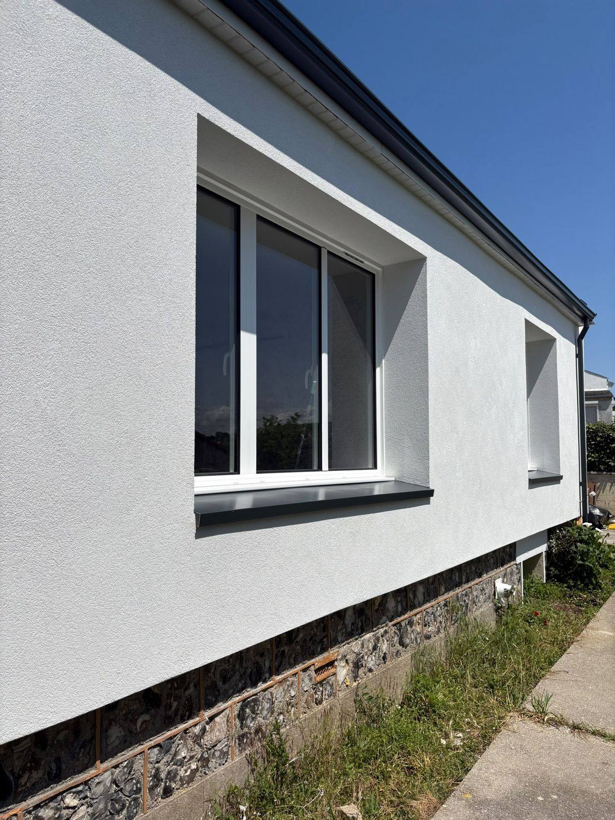 Angle de la maison et sa fenêtre, après travaux