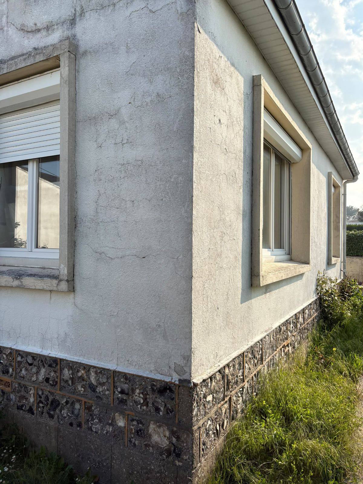 Mur latéral au-dessus du soubassement en silex, avant travaux