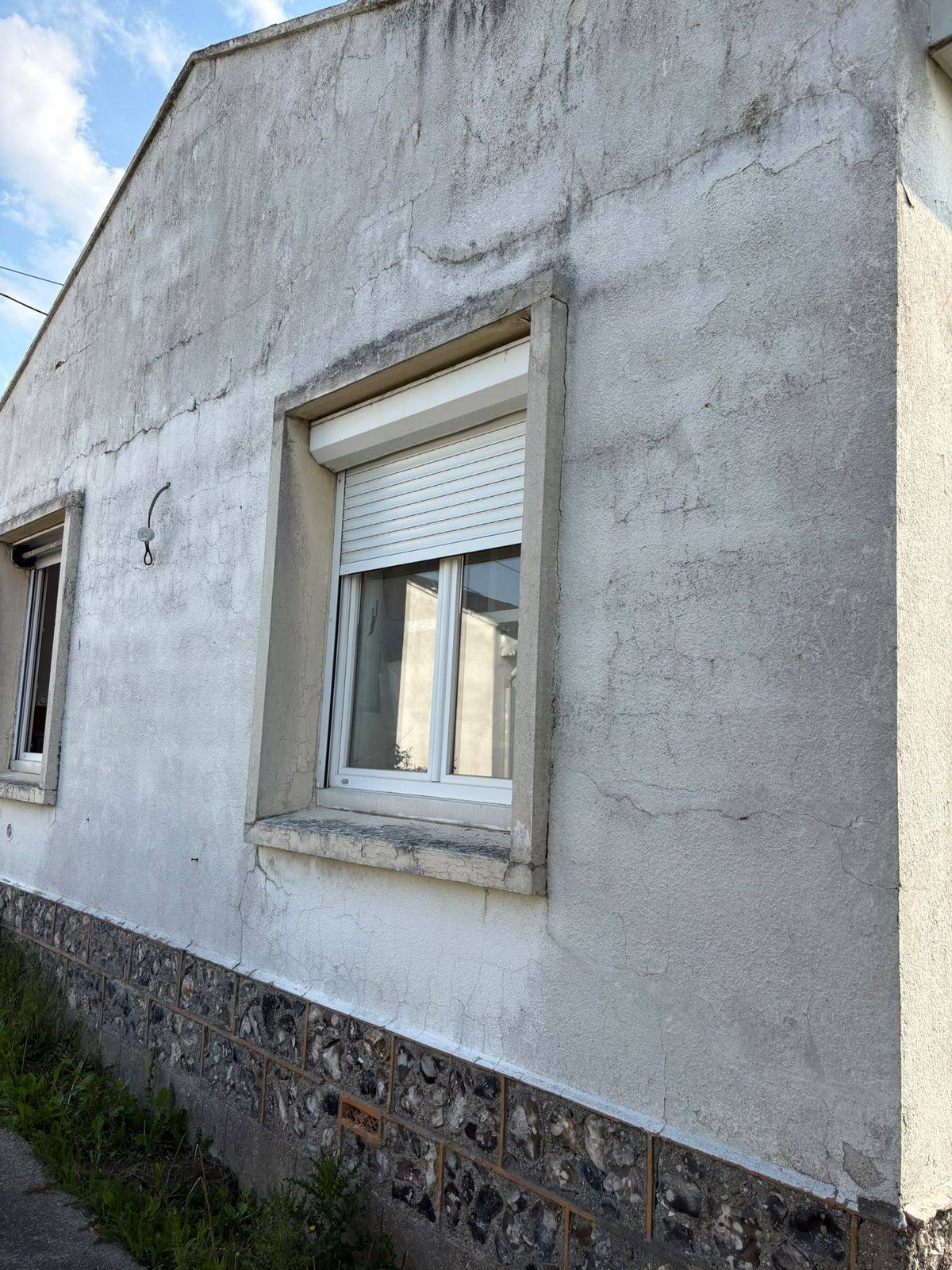 Angle de la maison et sa fenêtre, avant travaux