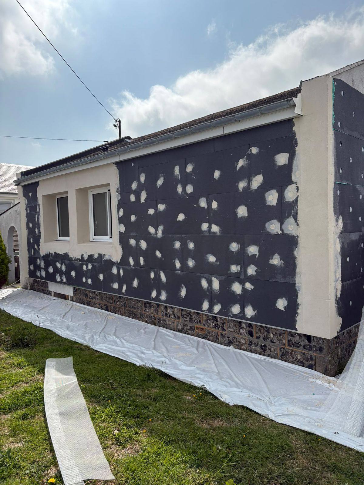 Panneaux isolants posés, bâche au sol