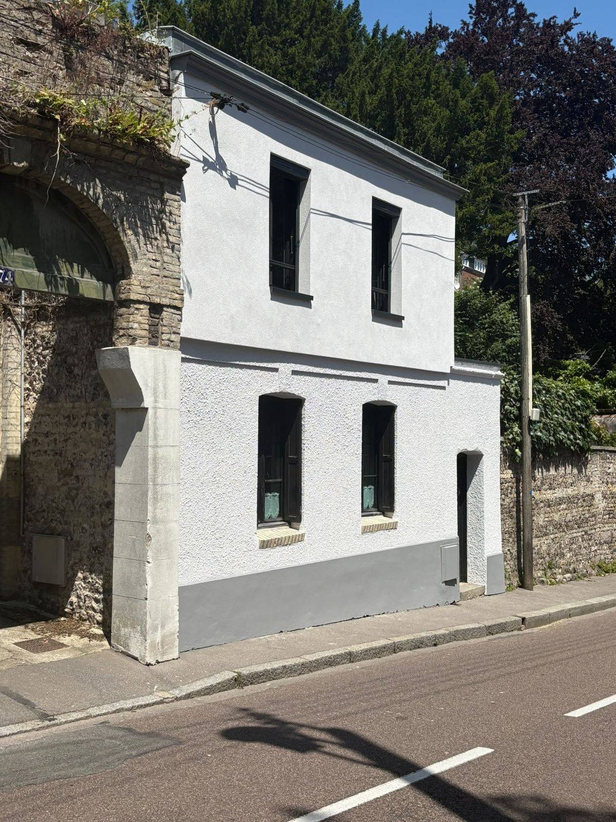 Maison de ville vue depuis la rue en montée, après travaux