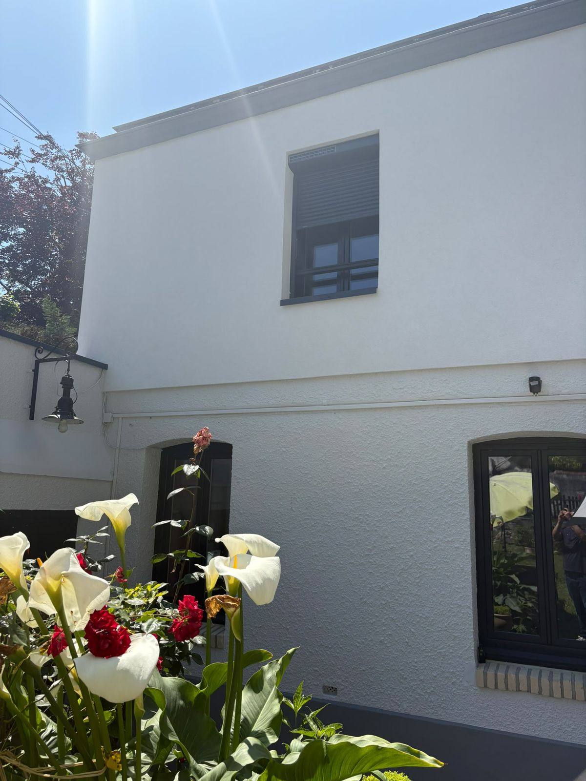 Façade blanche côté jardin