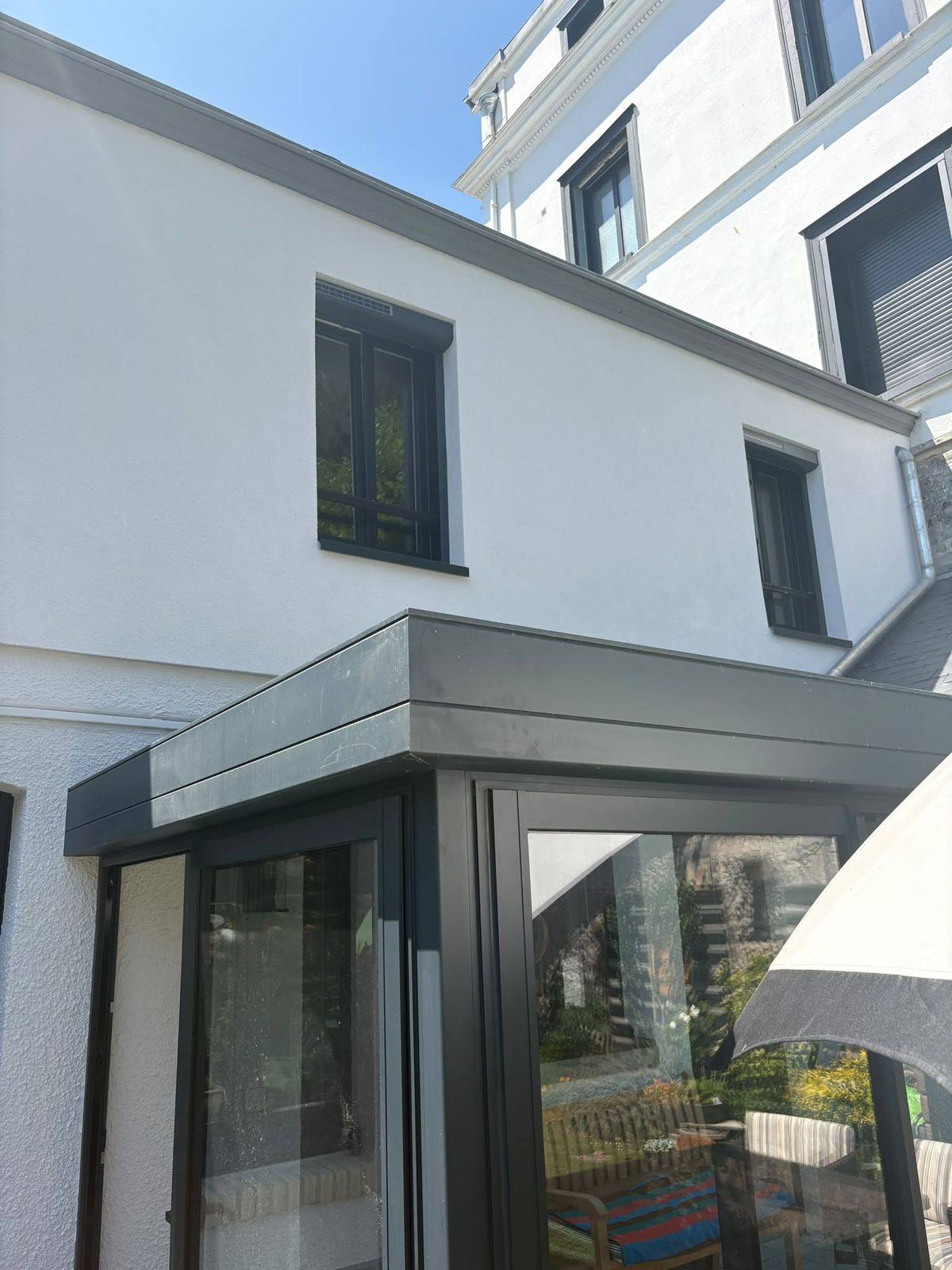 Façade blanche au-dessus de la véranda
