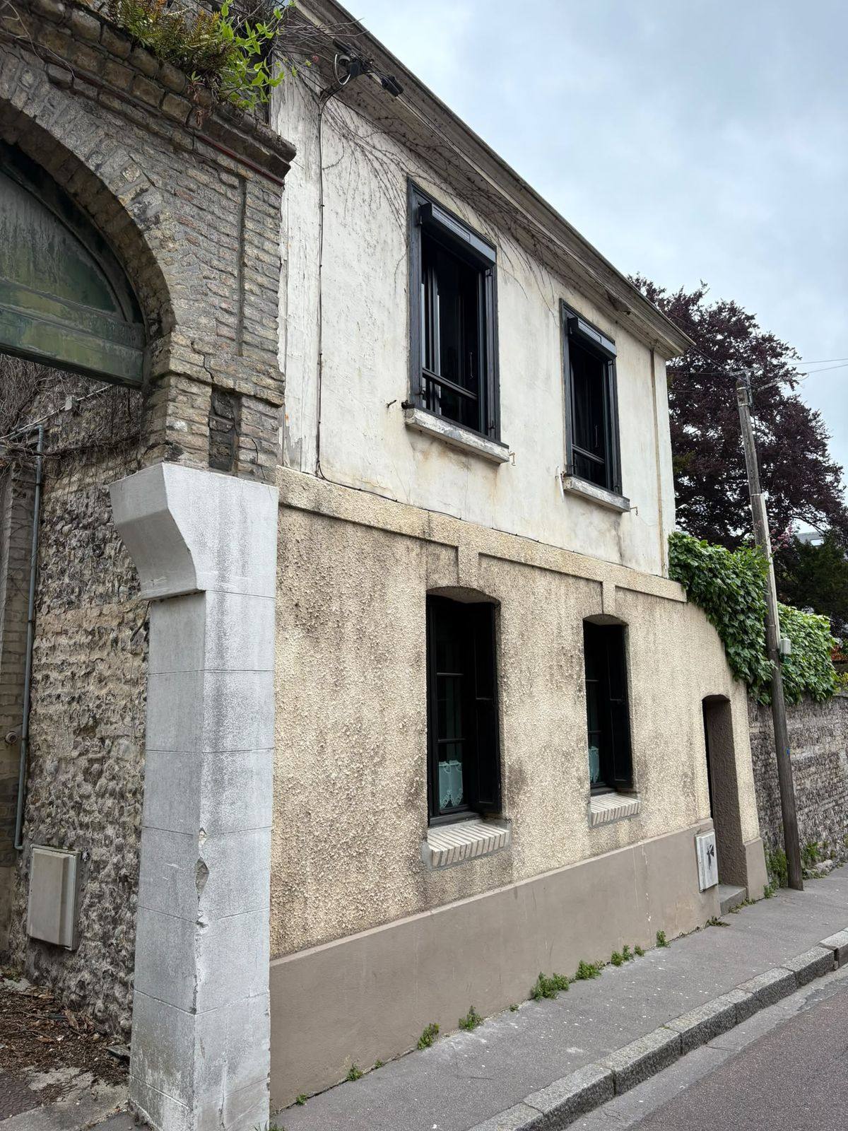 Maison de ville vue depuis la rue en montée, avant travaux