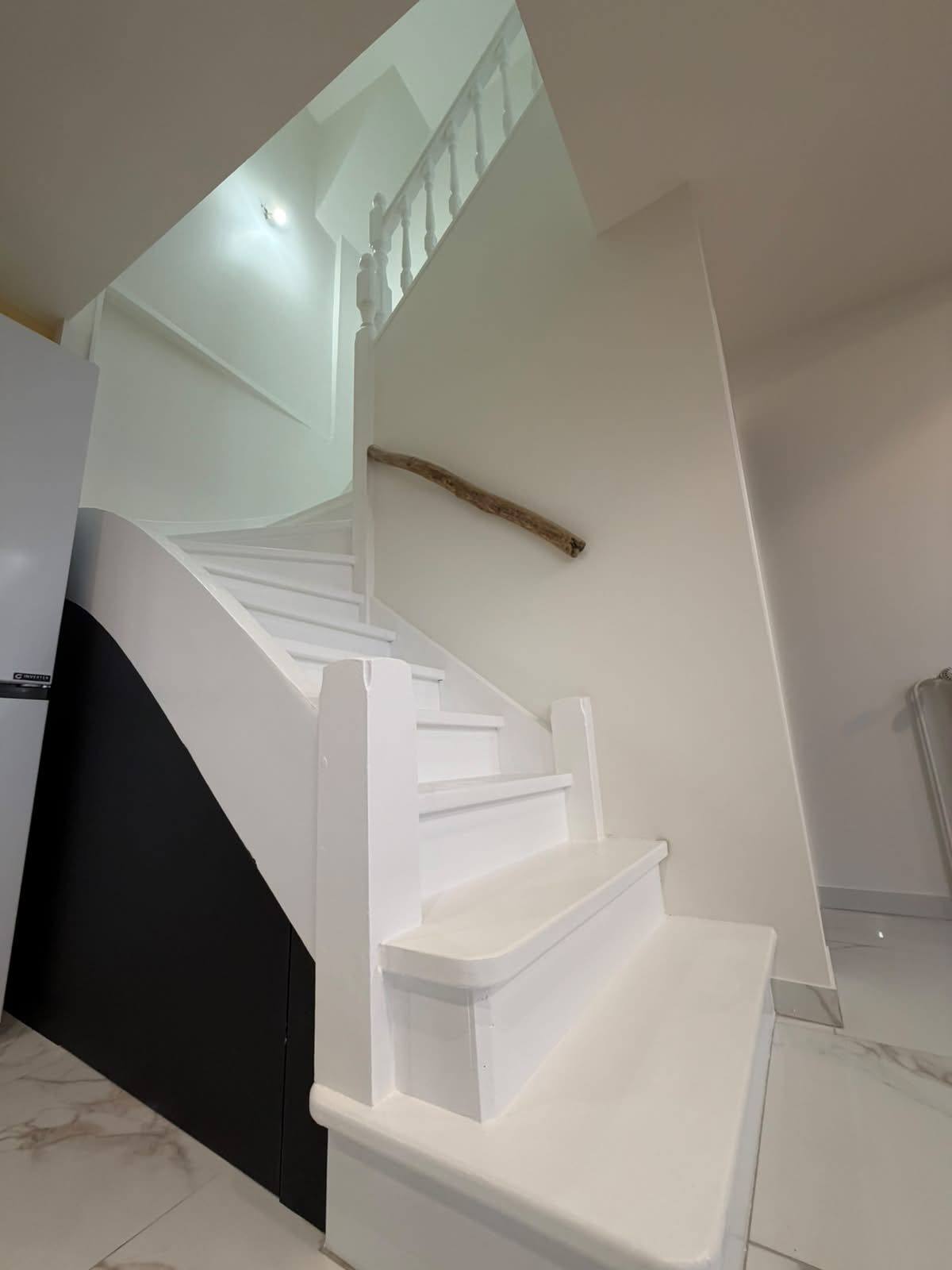 Escalier repeint en blanc