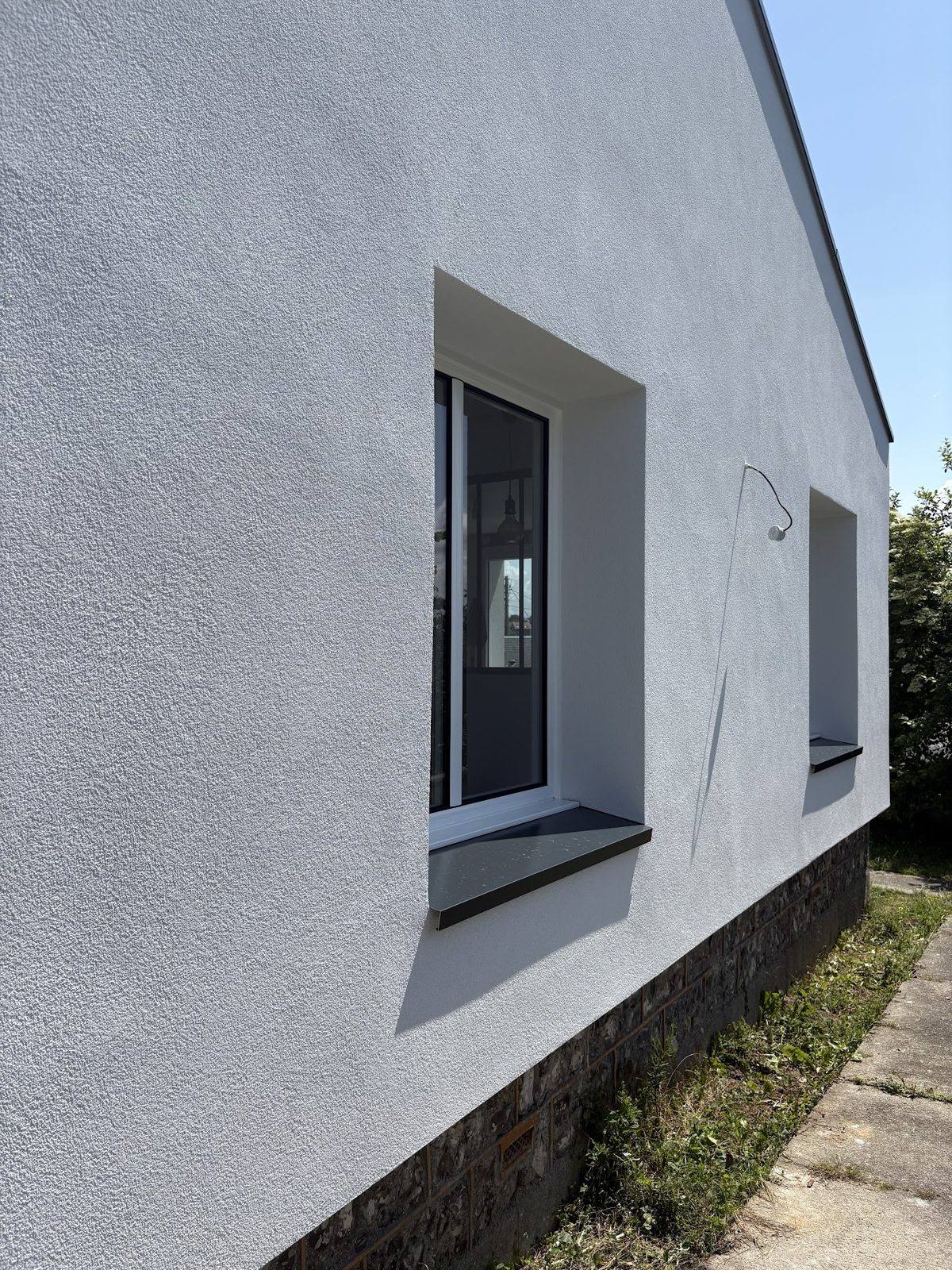 Enduit d’isolation blanc autour d’une fenêtre