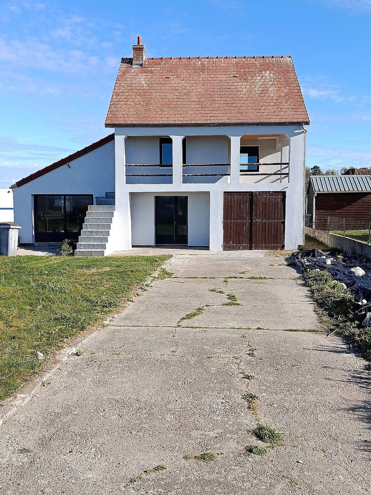 Maison blanche et bleue repeinte