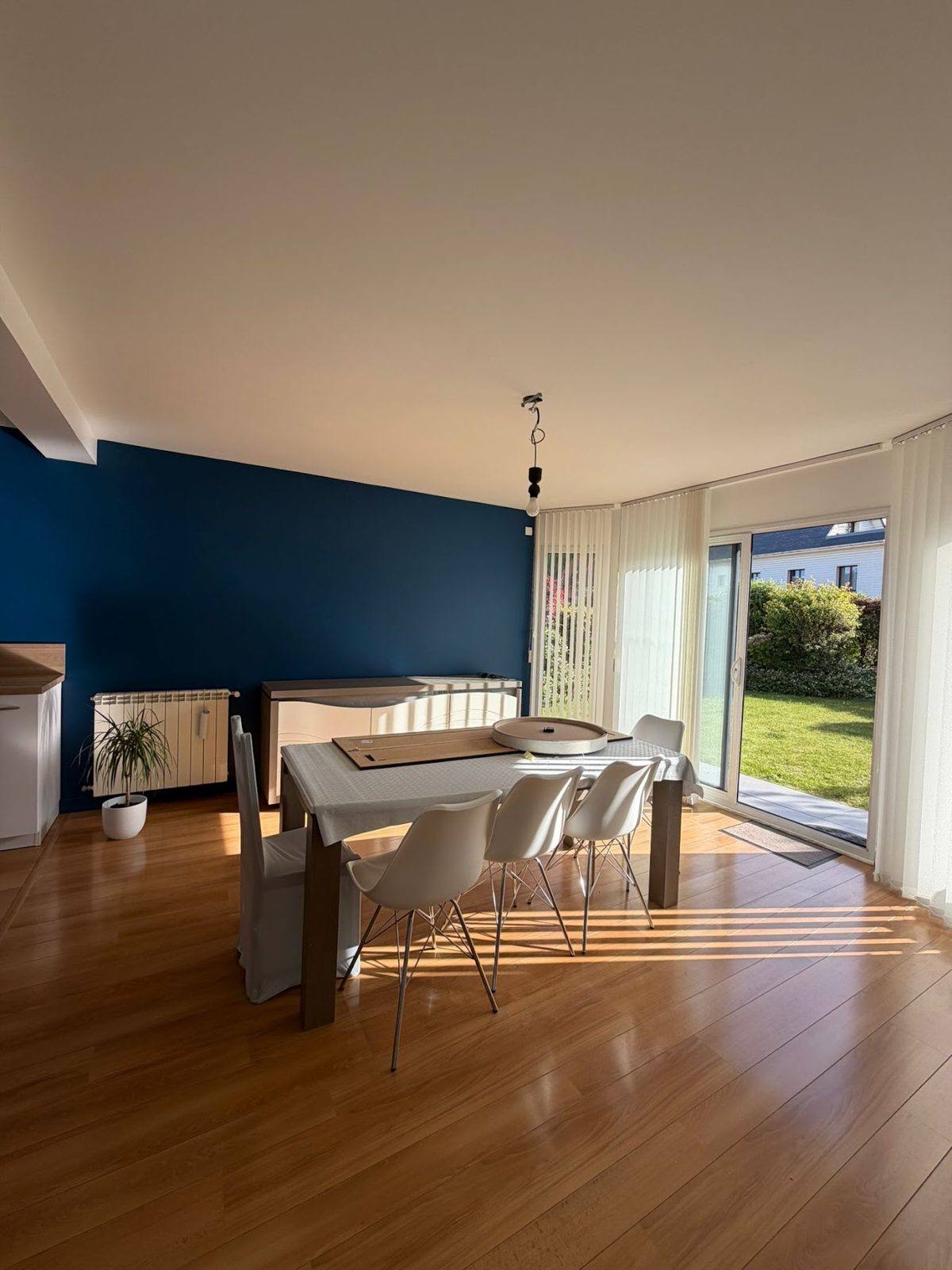 Salle à manger repeinte avec un mur bleu profond